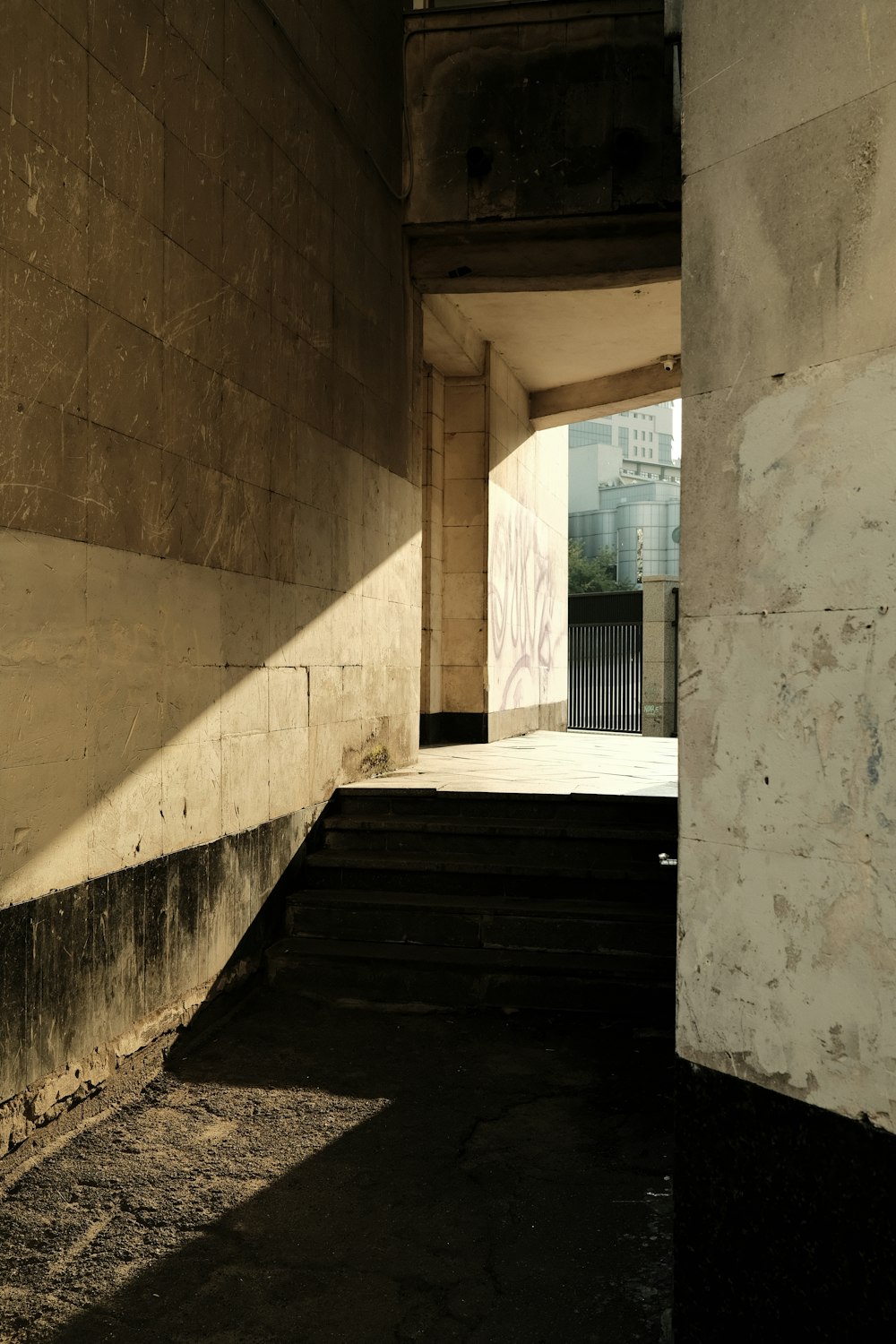 edificio in cemento bianco durante il giorno