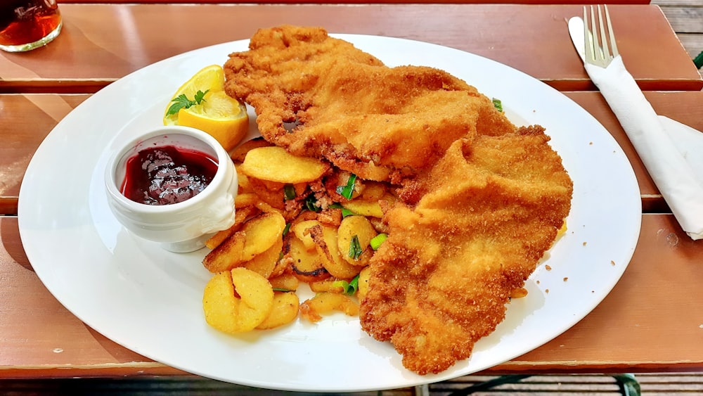 Comida frita en plato de cerámica blanca