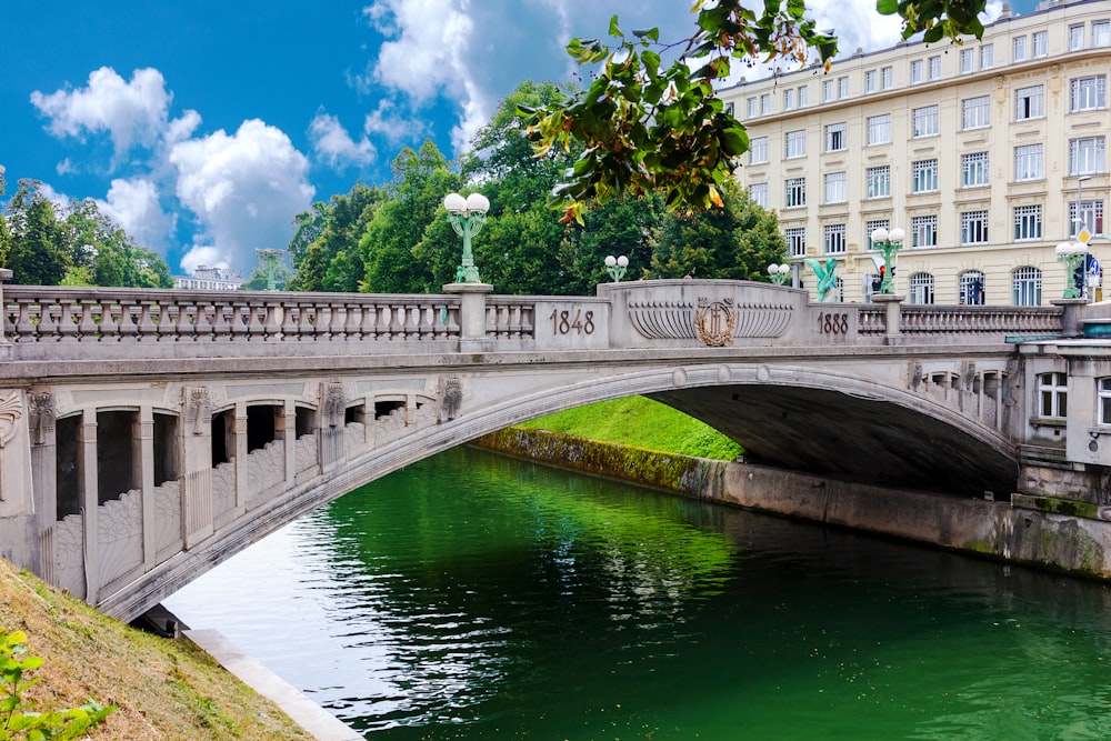 Weiße Betonbrücke über den Fluss