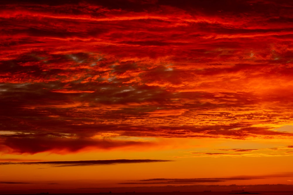 nuages orange et bleus au coucher du soleil