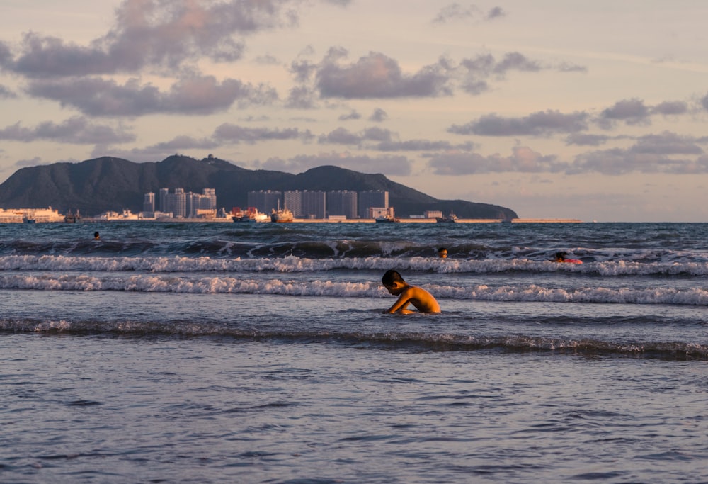 Mann in schwarzen Shorts Surfen auf See tagsüber