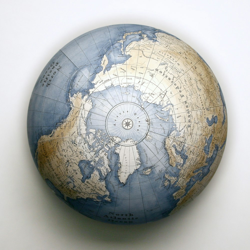 globe brun et noir sur table blanche