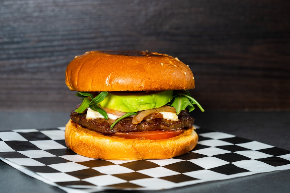 Burger mit Salat und Tomaten