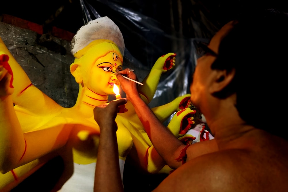 Frau im gelben Hemd raucht Zigarette