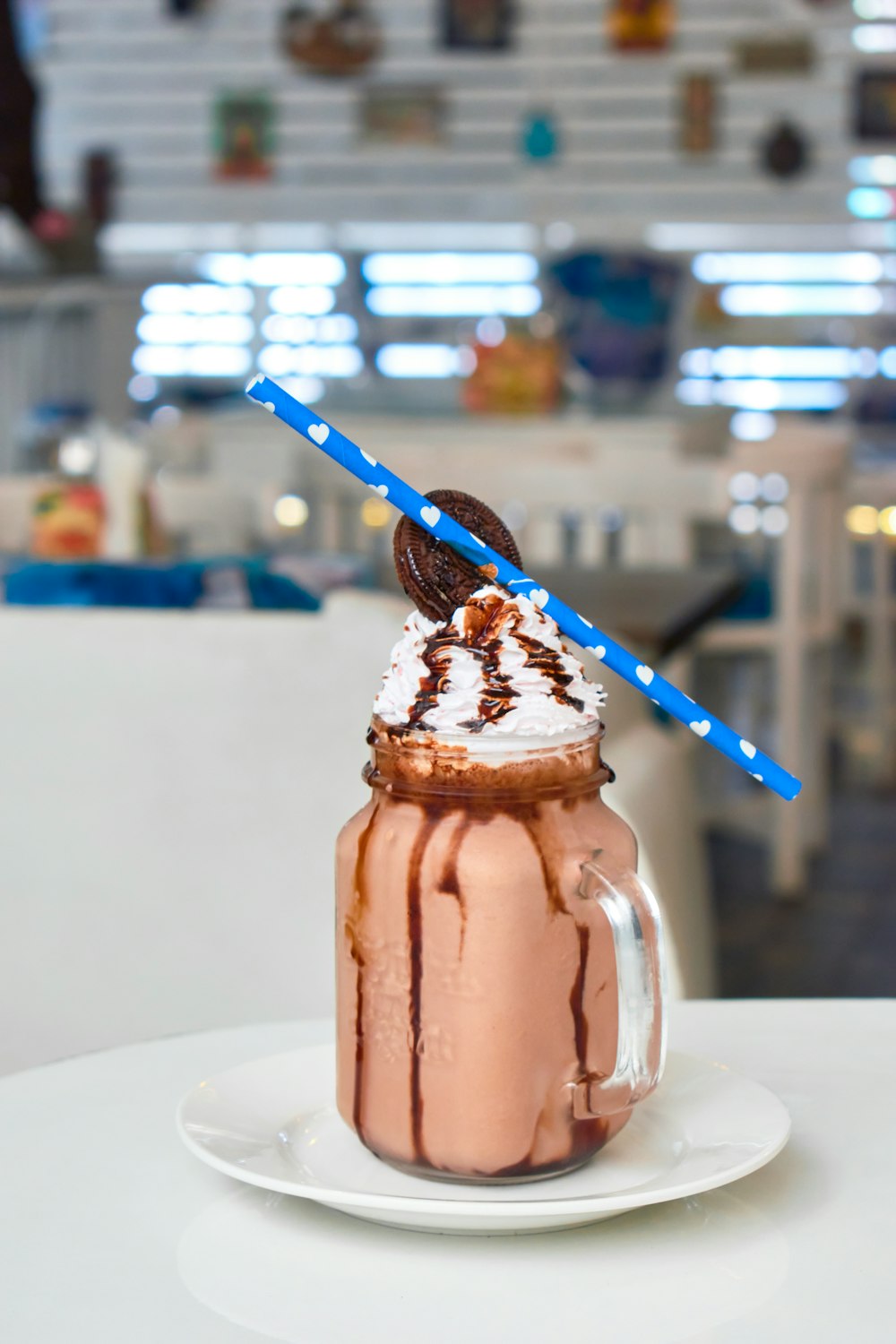 透明なガラス瓶のチョコレートアイスクリーム