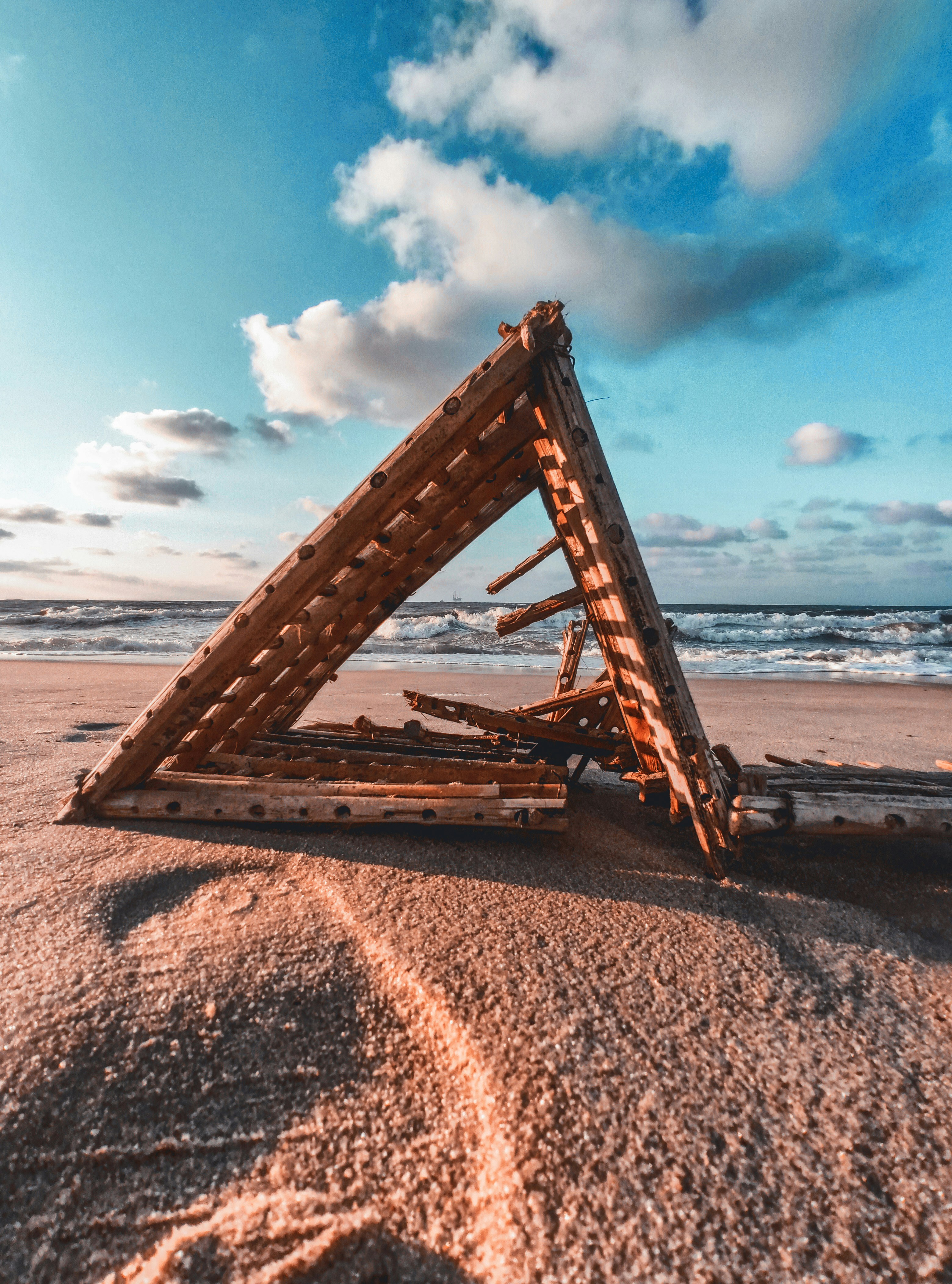 Escalera de madera marrón en la orilla de la playa durante el día