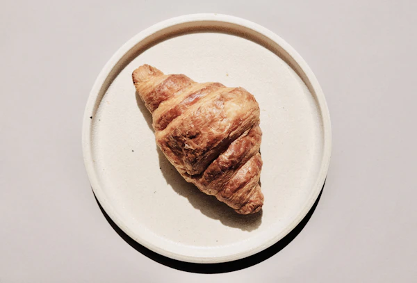 Croissant y cortado en la mesa