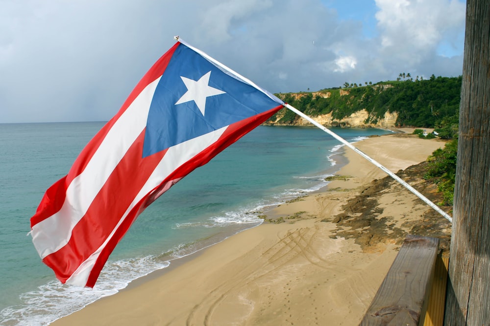 drapeau rouge et blanc sur le rivage de la plage pendant la journée