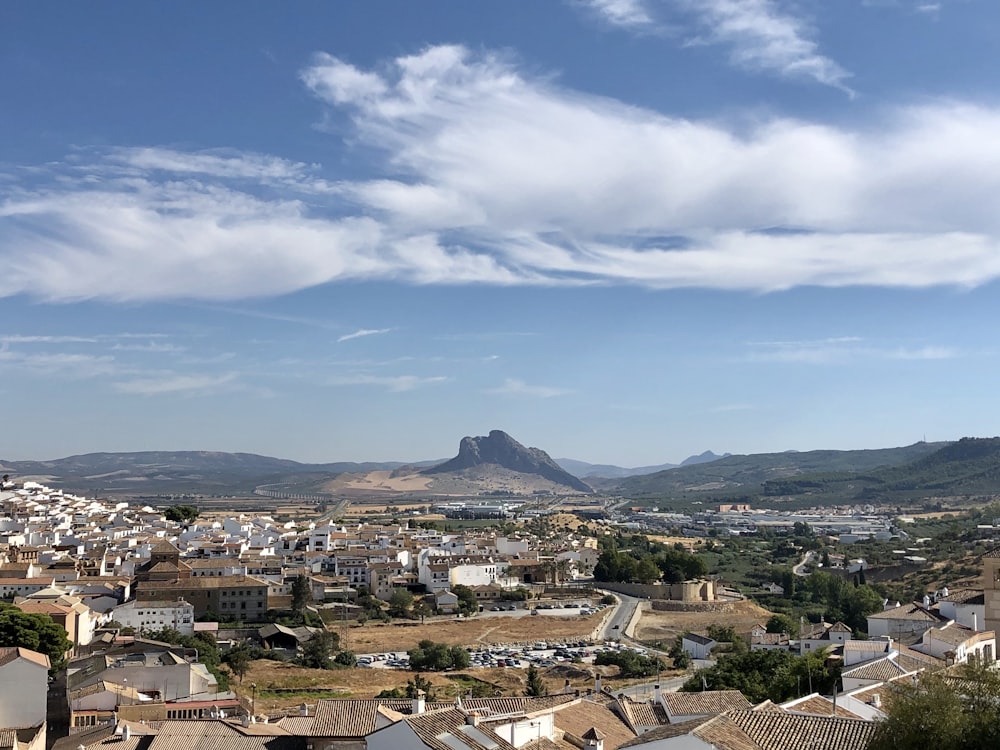 Vue aérienne des bâtiments de la ville sous le ciel bleu pendant la journée