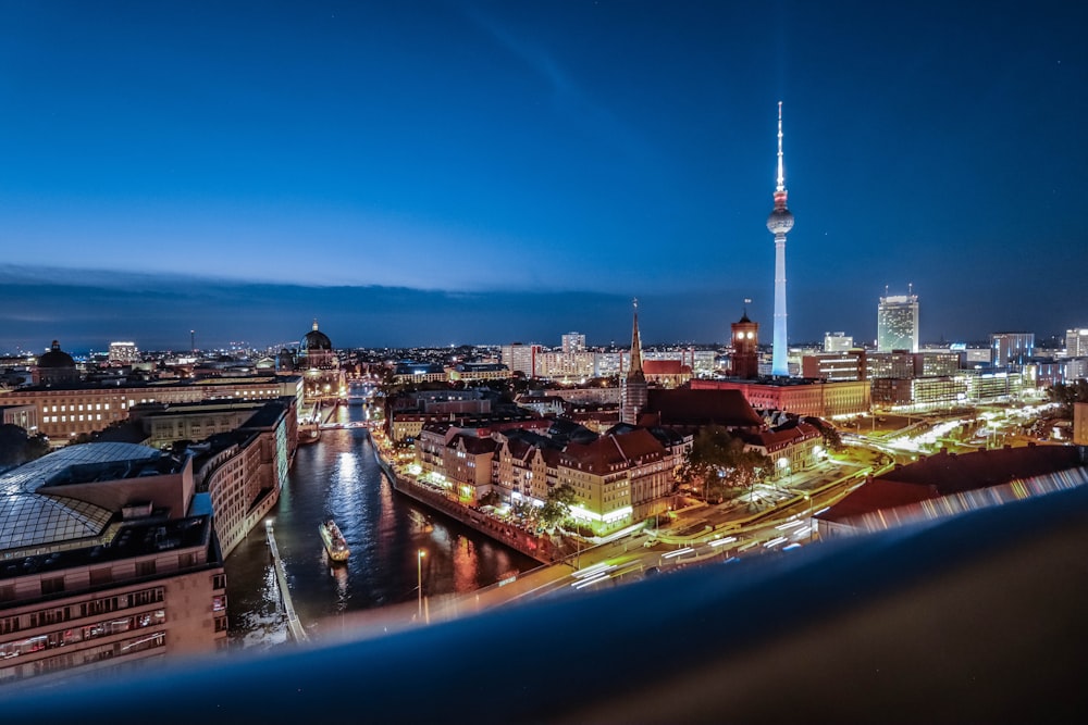 Stadtgebäude während der Nachtzeit