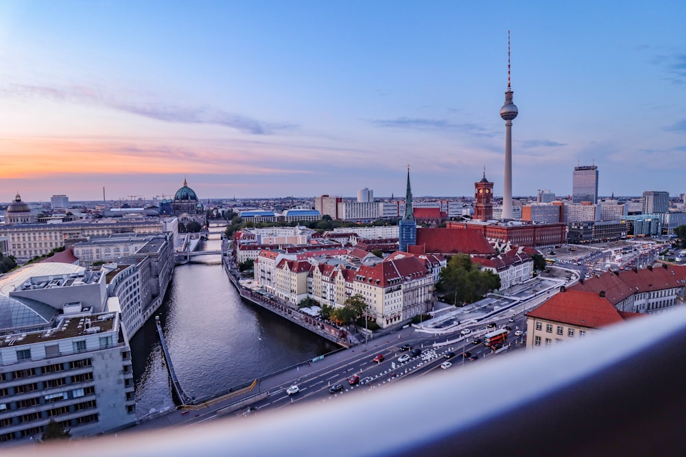 Skyline der Stadt tagsüber unter blauem Himmel