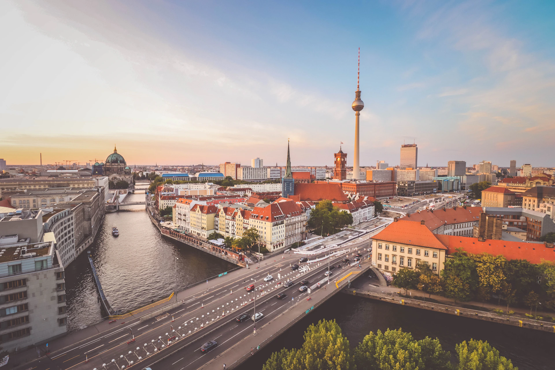 Panorama Foto der Berliner Spree am Museumsufer bei Abendlicht