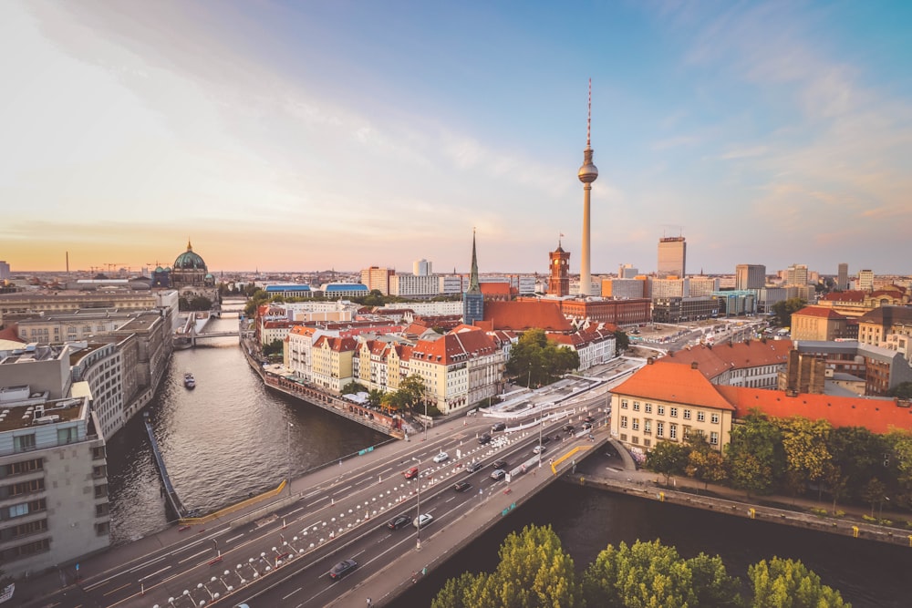 Stadtgebäude in der Nähe von Gewässern tagsüber