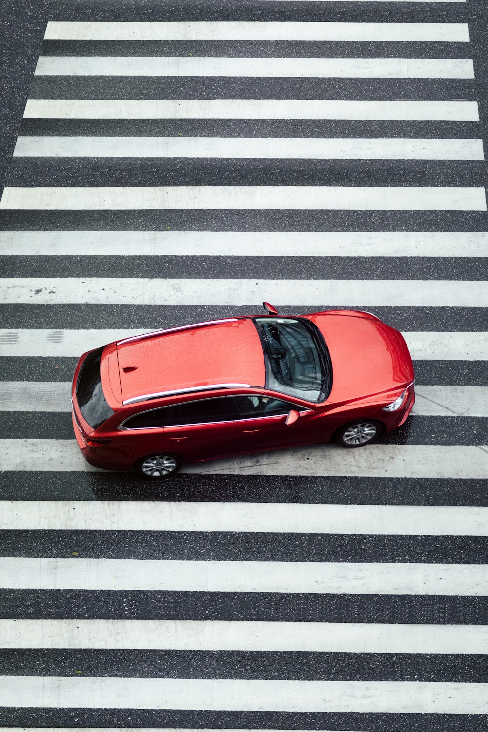 Rotes Auto auf Fußgängerspur geparkt