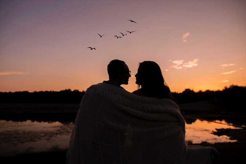 Mujer en jersey blanco al atardecer