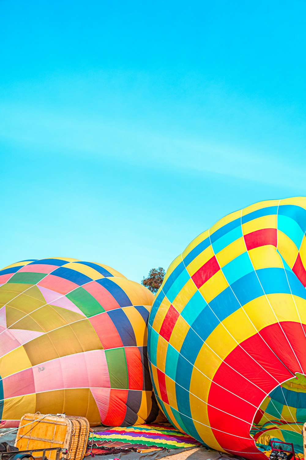 mongolfiera a strisce gialle, blu e rosse