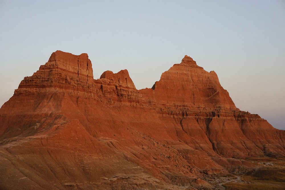 Brauner Rocky Mountain tagsüber unter weißem Himmel