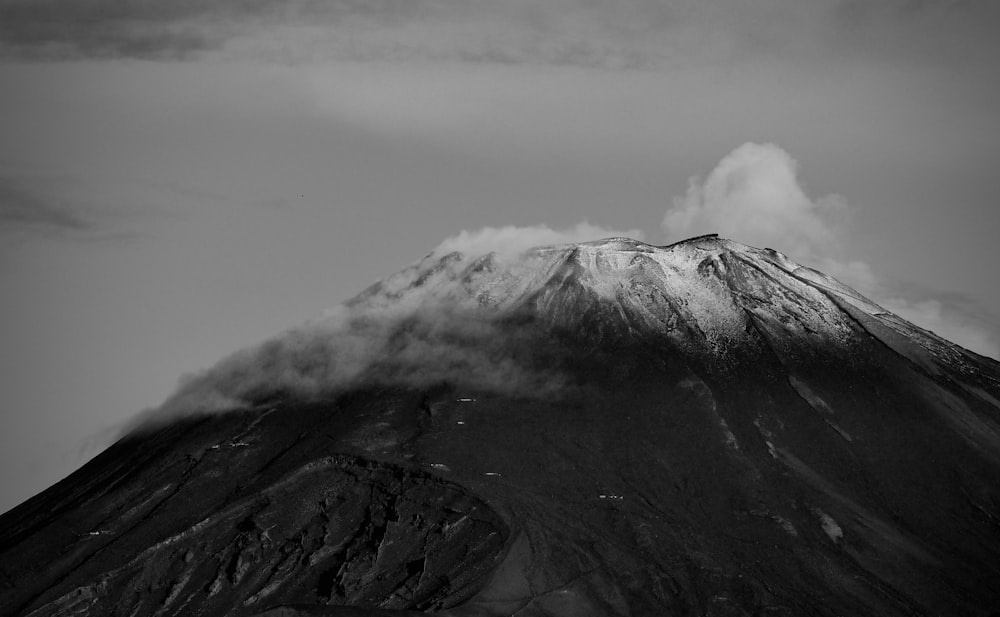 Foto en escala de grises de la montaña bajo el cielo nublado