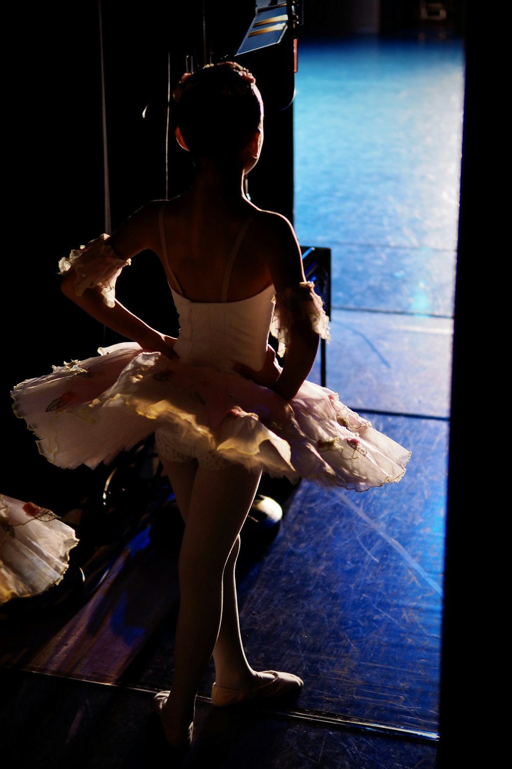 femme en robe noire et blanche