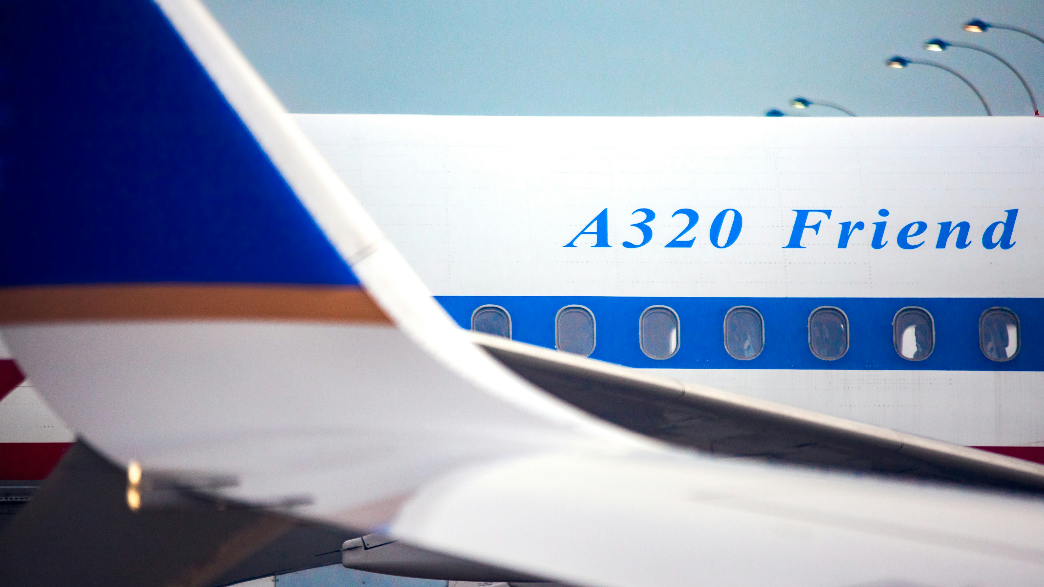 Ventanilla de avión blanca y azul