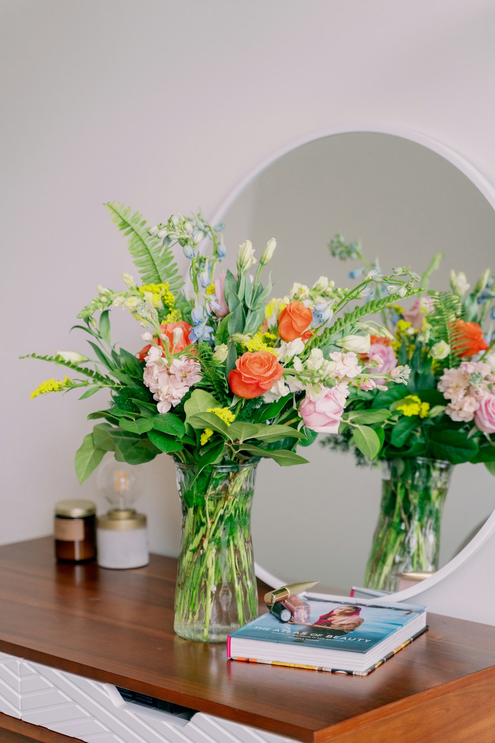 fleurs rouges et blanches dans un vase en verre transparent