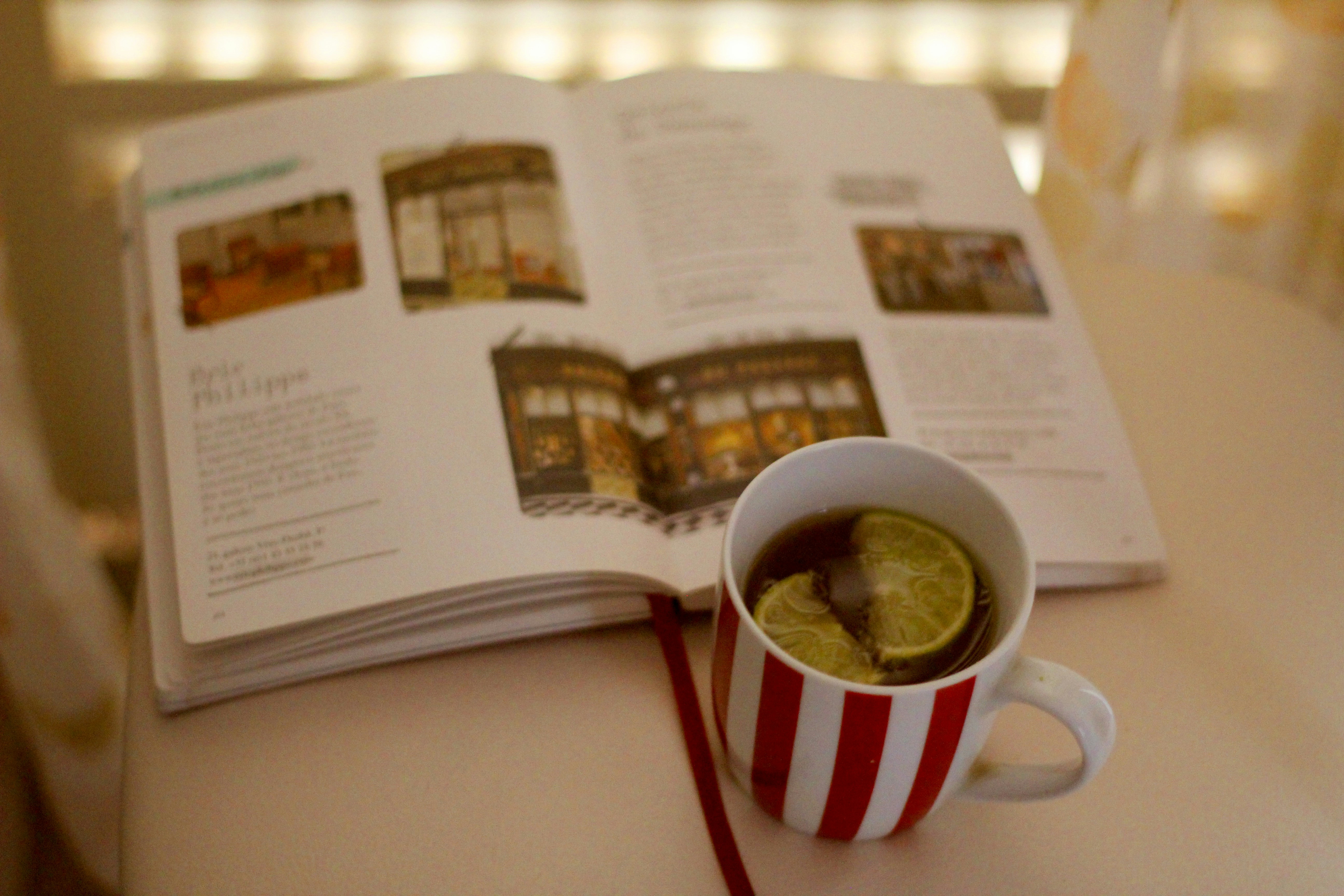 caneca de cerâmica branca no papel branco