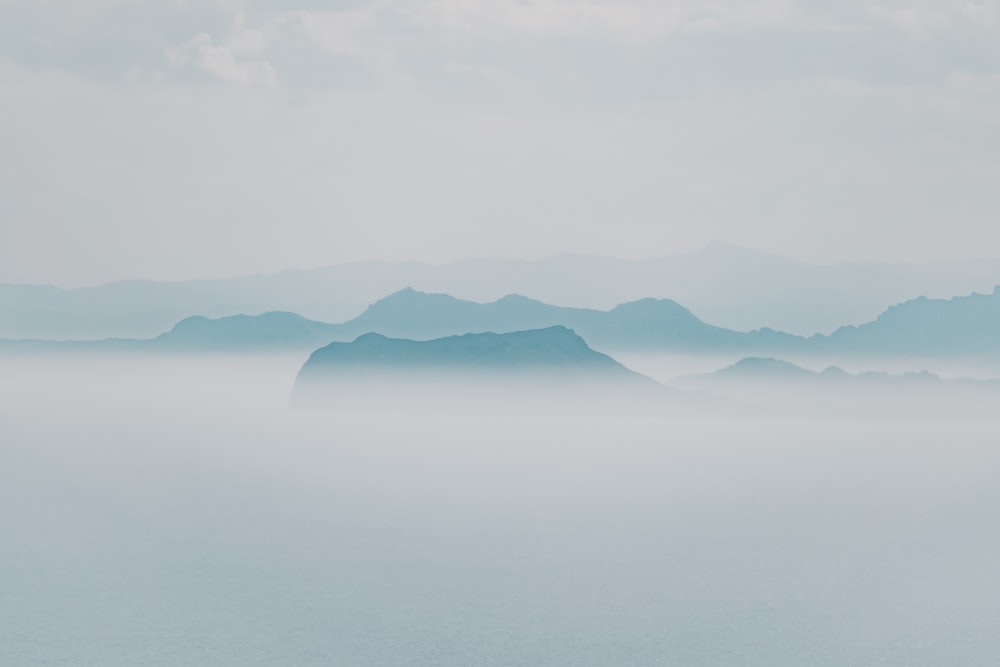 灰色の空の下の霧の山