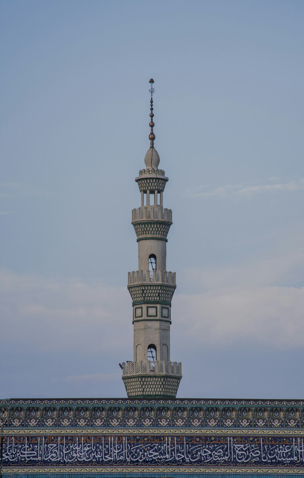 torre de hormigón blanco bajo nubes blancas durante el día