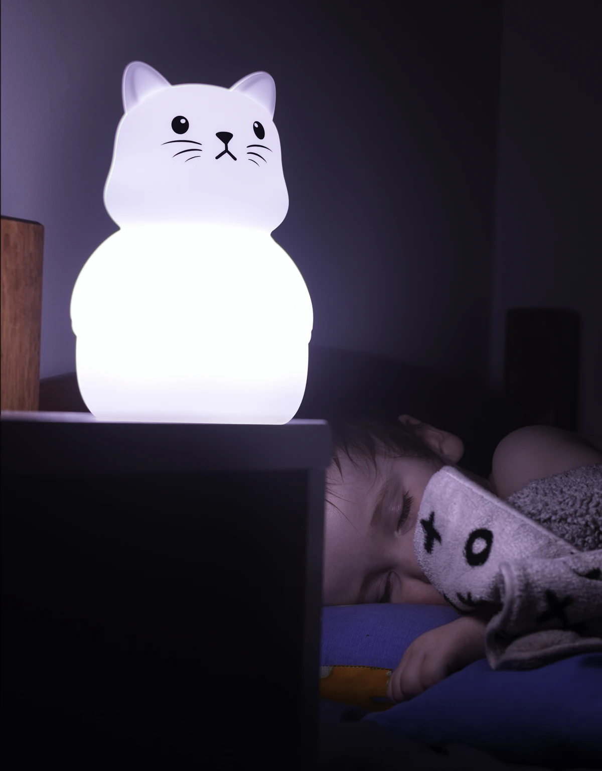 작은 인형이 놓인 어두운 침실