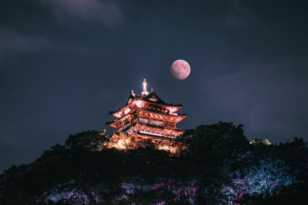 Templo marrón y blanco bajo la luna llena