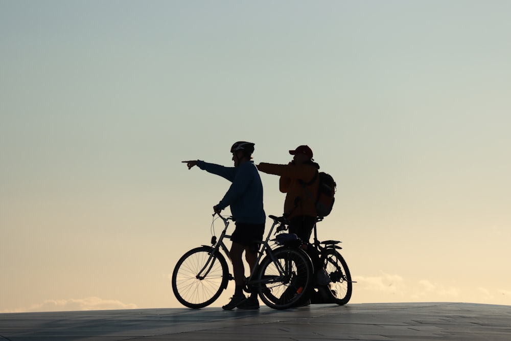 夕暮れ時にビーチで自転車に乗る男