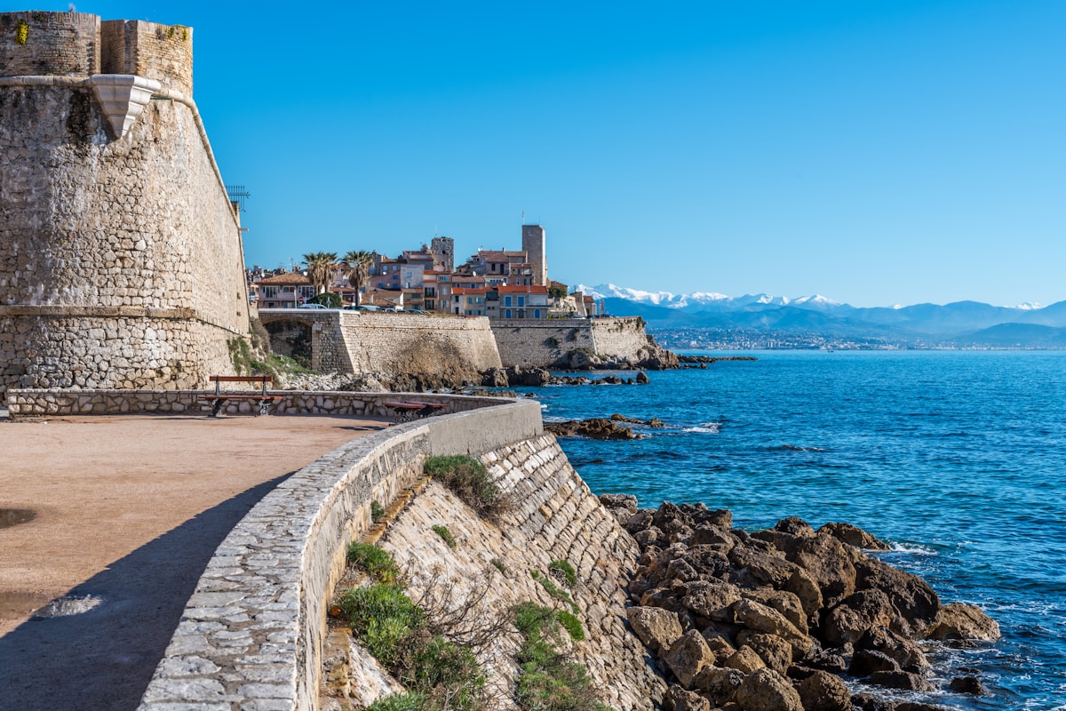 Antibes — bâtiment en pierre près de la mer
