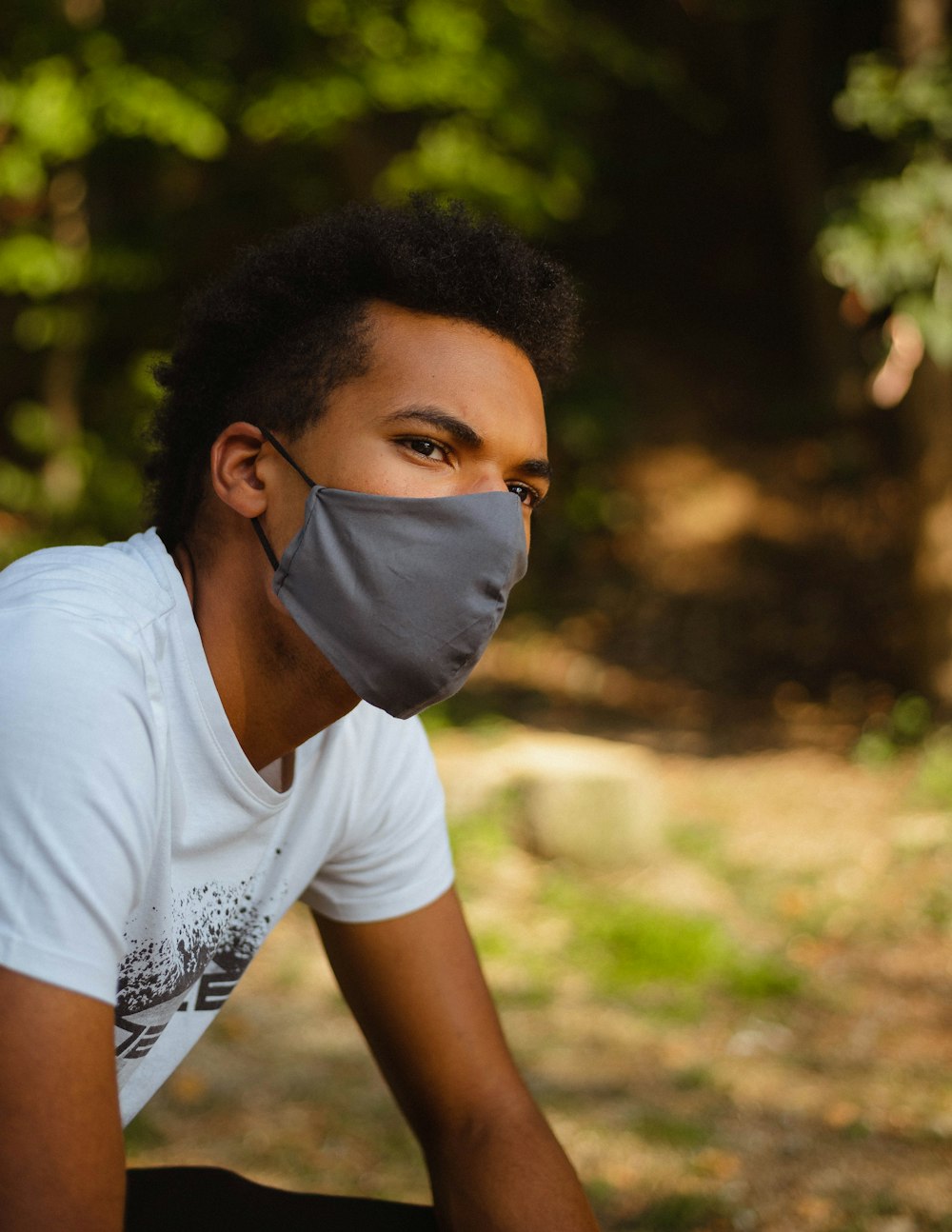 man in white crew neck t-shirt with face mask