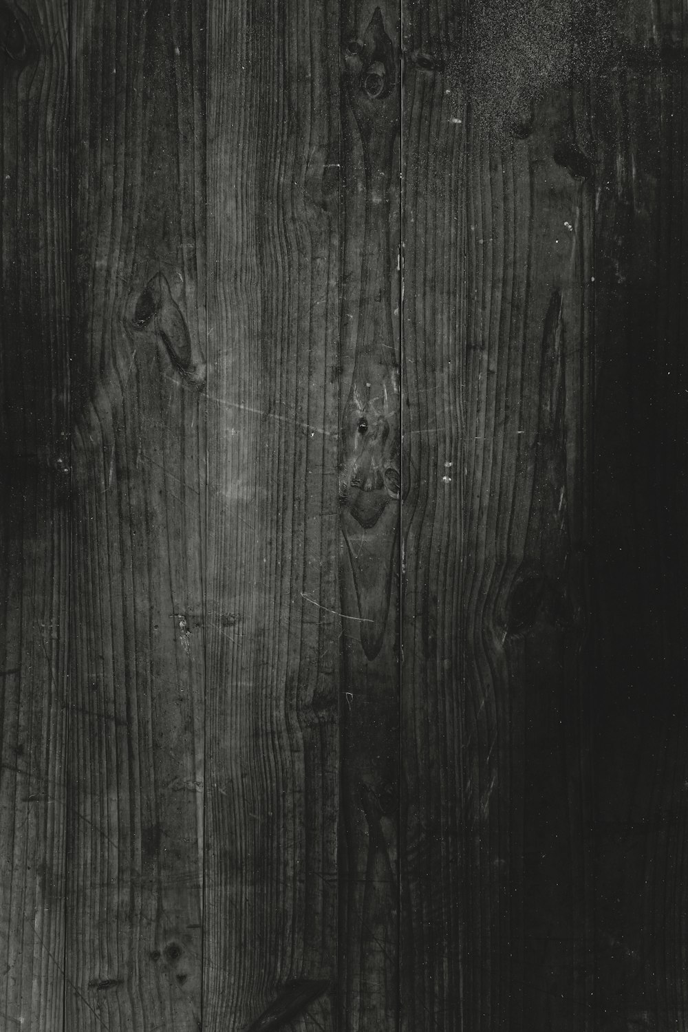 orvalho de água na superfície de madeira marrom