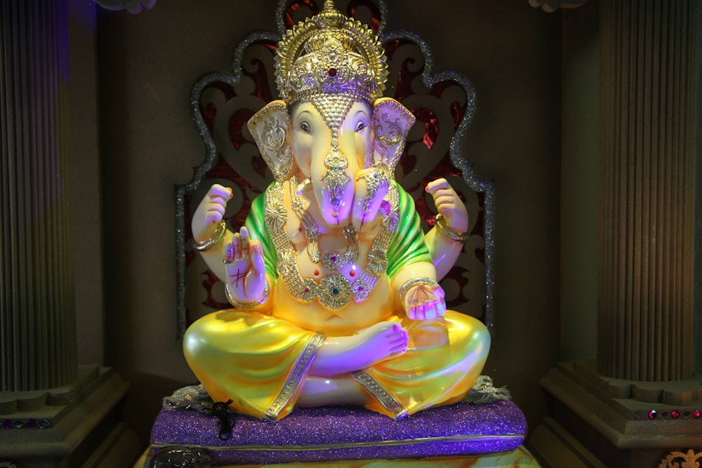 Goldene und violette hinduistische Gottheit Figur
