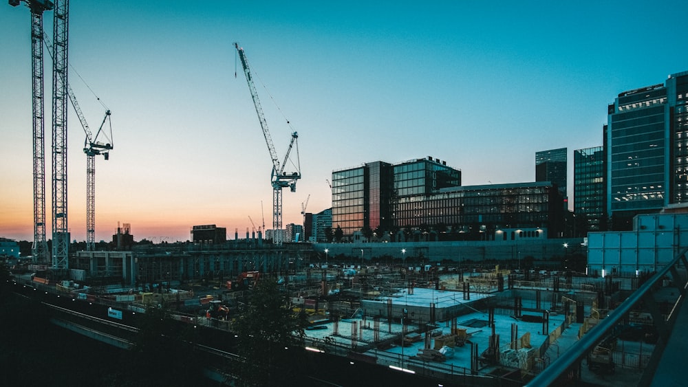 Immeubles de grande hauteur pendant la nuit