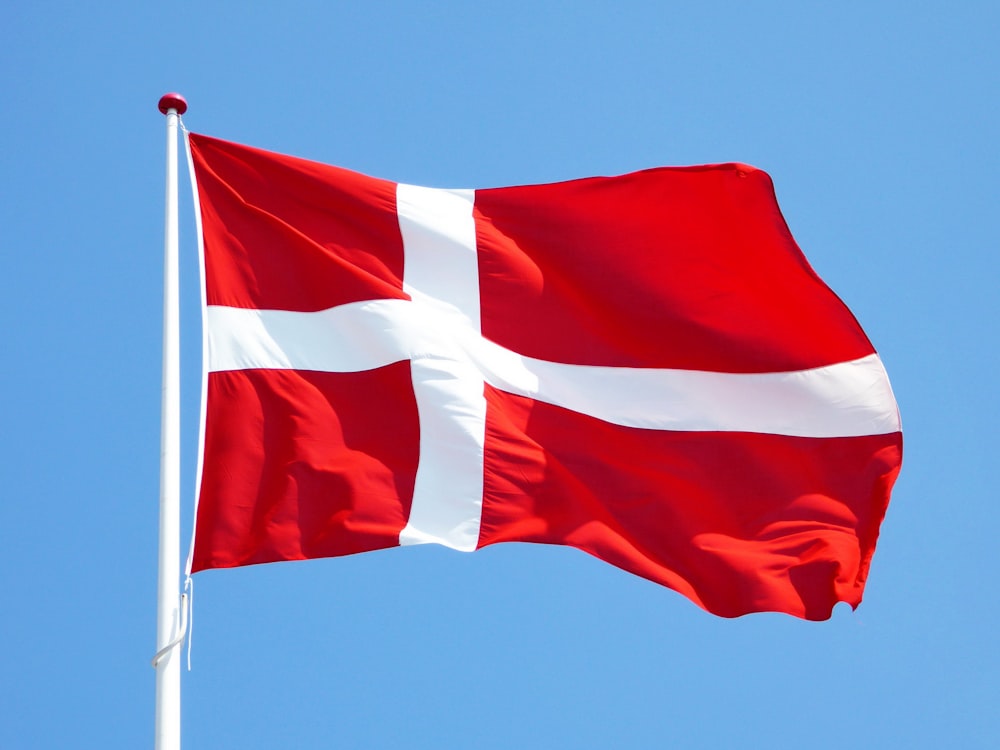 Bandera roja y blanca en el mástil