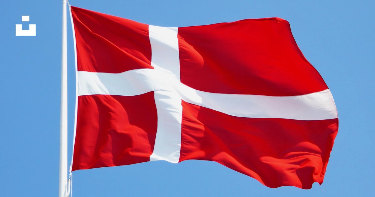 Foto zum Thema Rote und weiße Flagge auf der Stange Kostenloses Bild