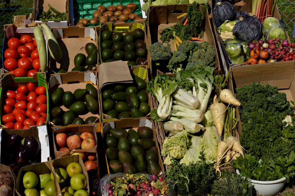 vegetais verdes e brancos no mercado