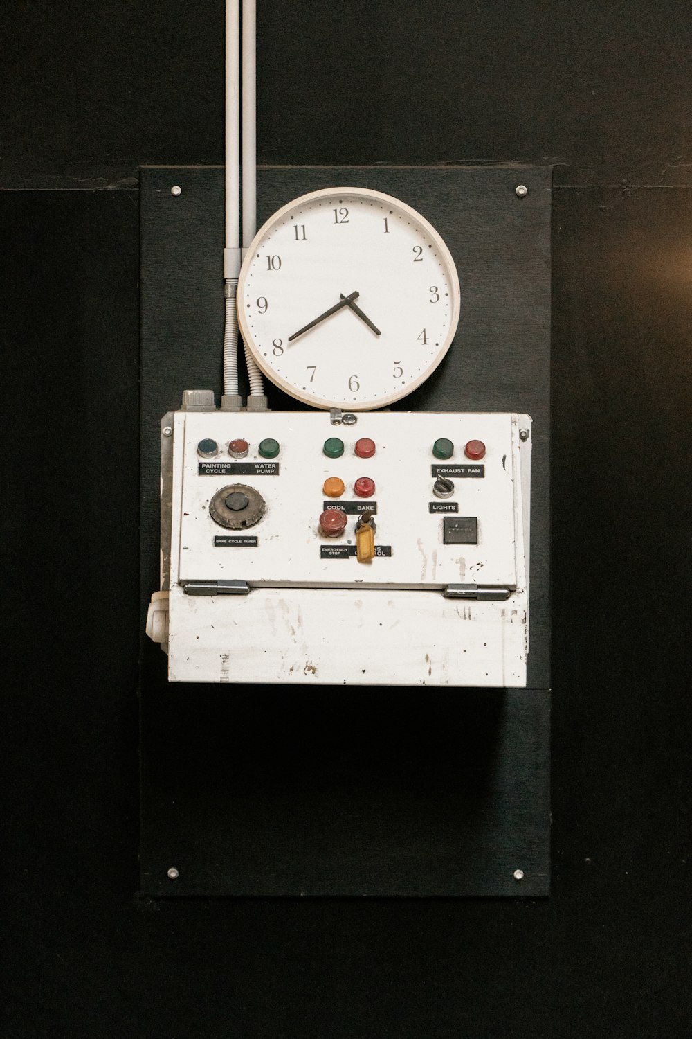 white and black analog gauge