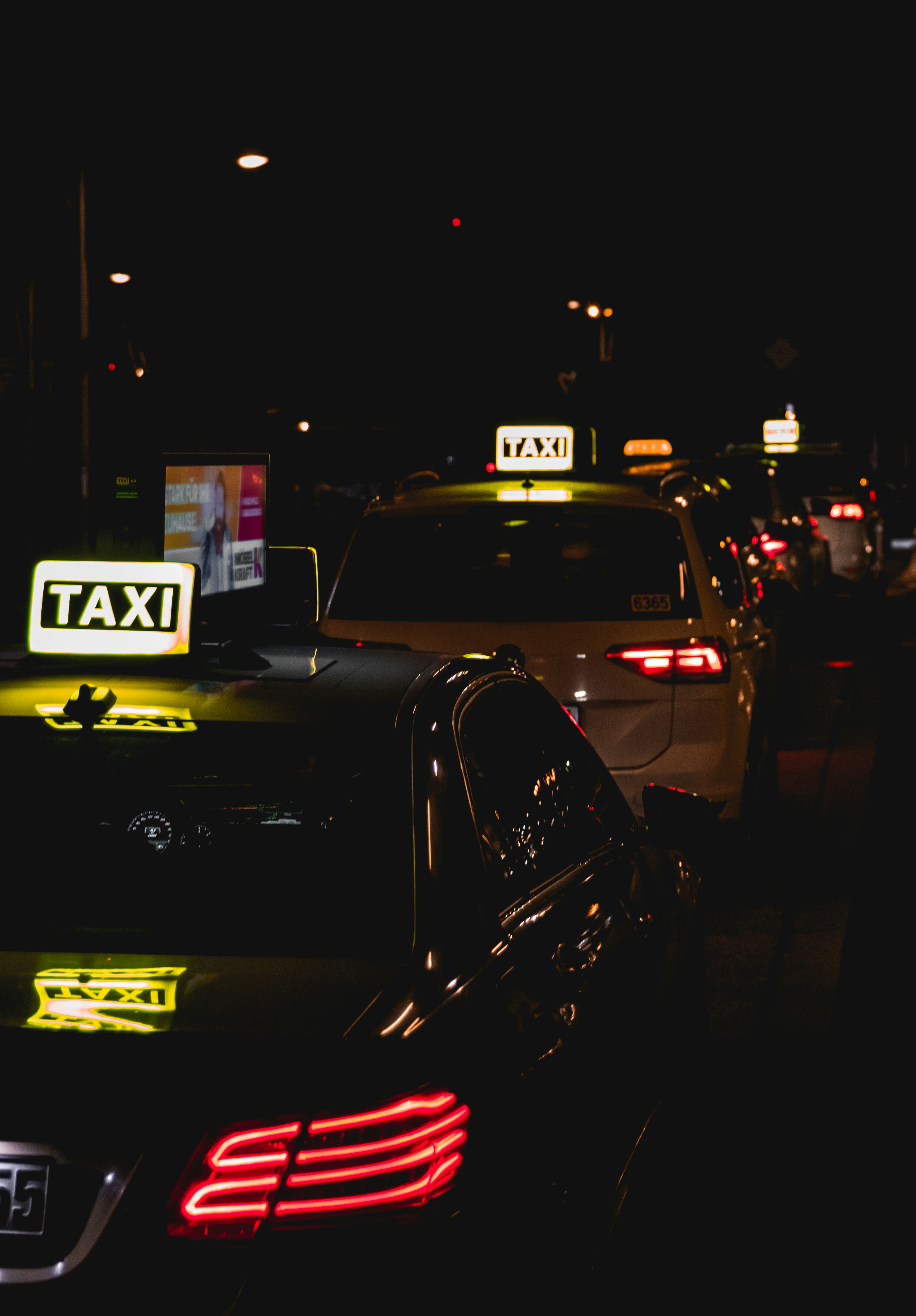 photo-1600004332201-006aa353de9a?ixid=M3wxMjA3fDB8MXxzZWFyY2h8MTB8fHN0JTIwYW5kcmV3cyUyMHRheGlzfGVufDB8fHx8MTc1OTU1NjU5NXww\u0026ixlib=rb-4.1.0