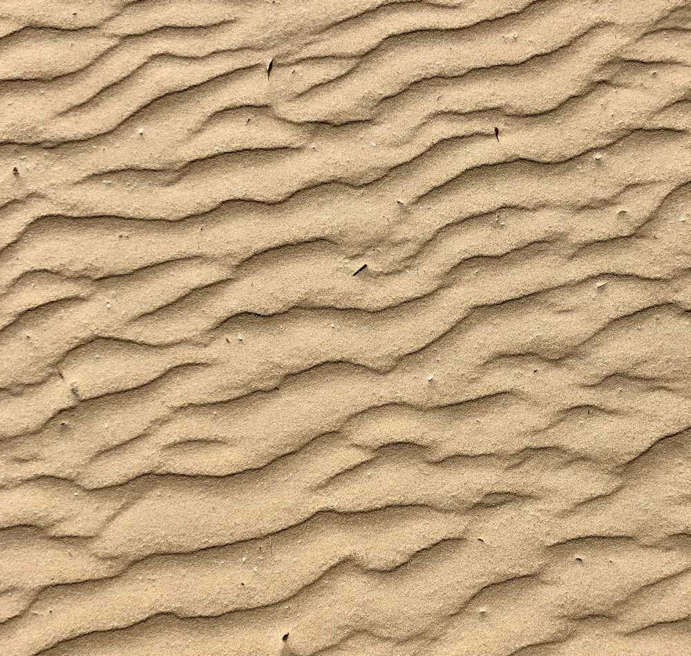 brauner Sand mit Fußabdrücken tagsüber