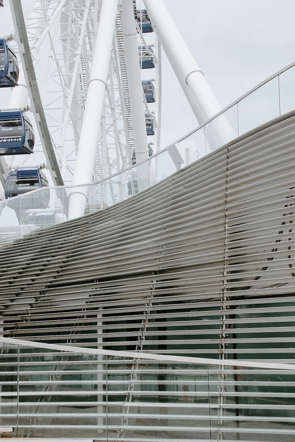 Voitures blanches et bleues sur une route en béton gris pendant la journée