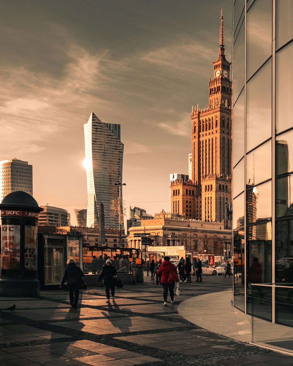 persone che camminano per strada vicino agli edifici durante il giorno