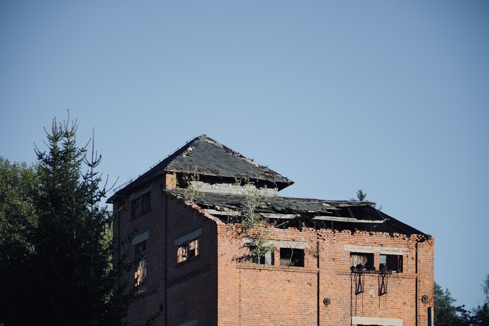 Edificio de hormigón marrón bajo el cielo azul durante el día