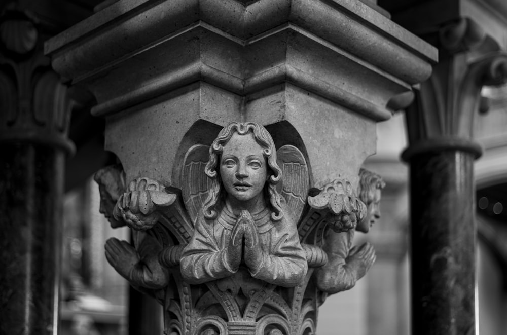 Statue d’homme en béton gris