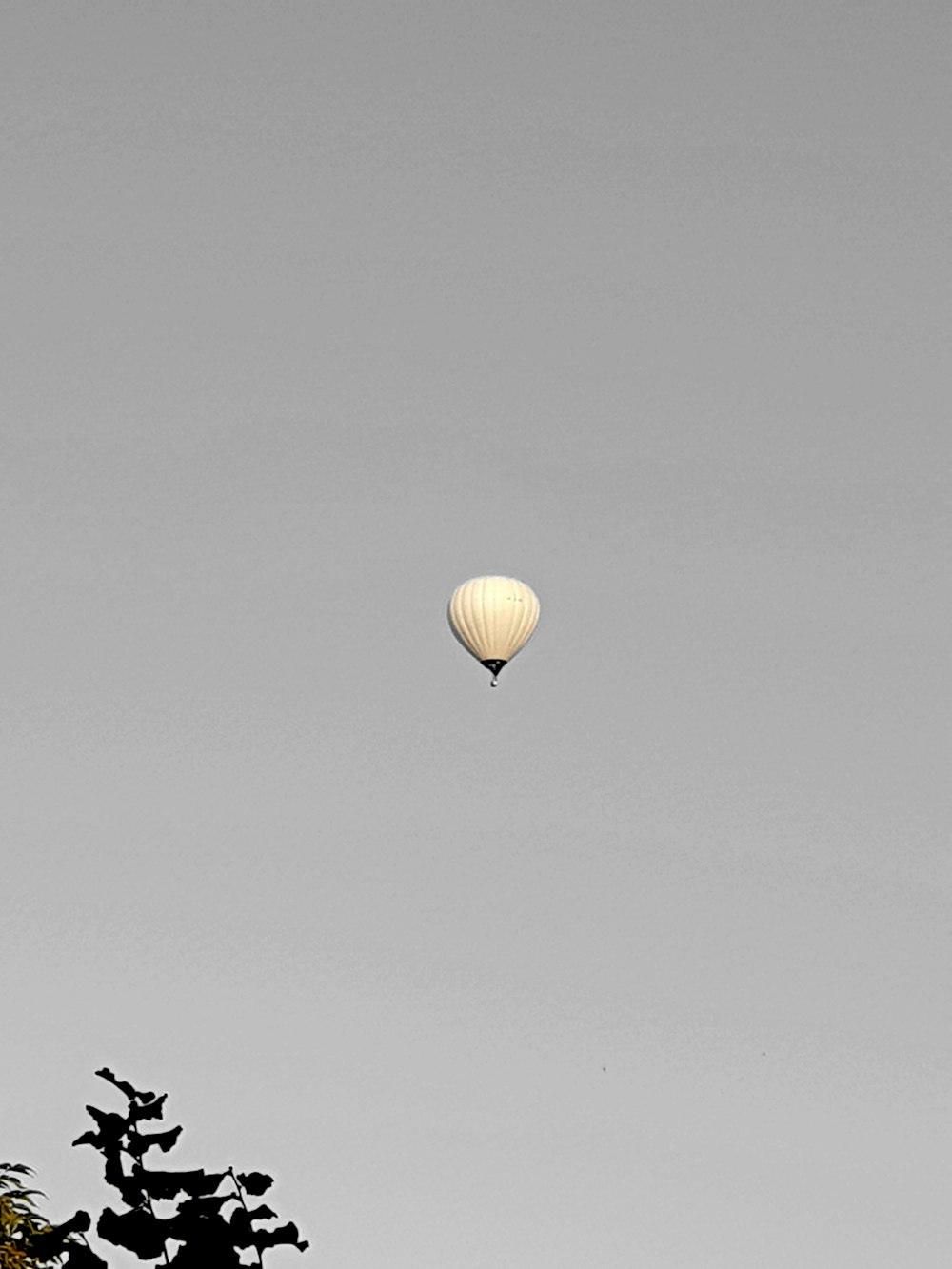 Gelber Heißluftballon schwebt am Himmel