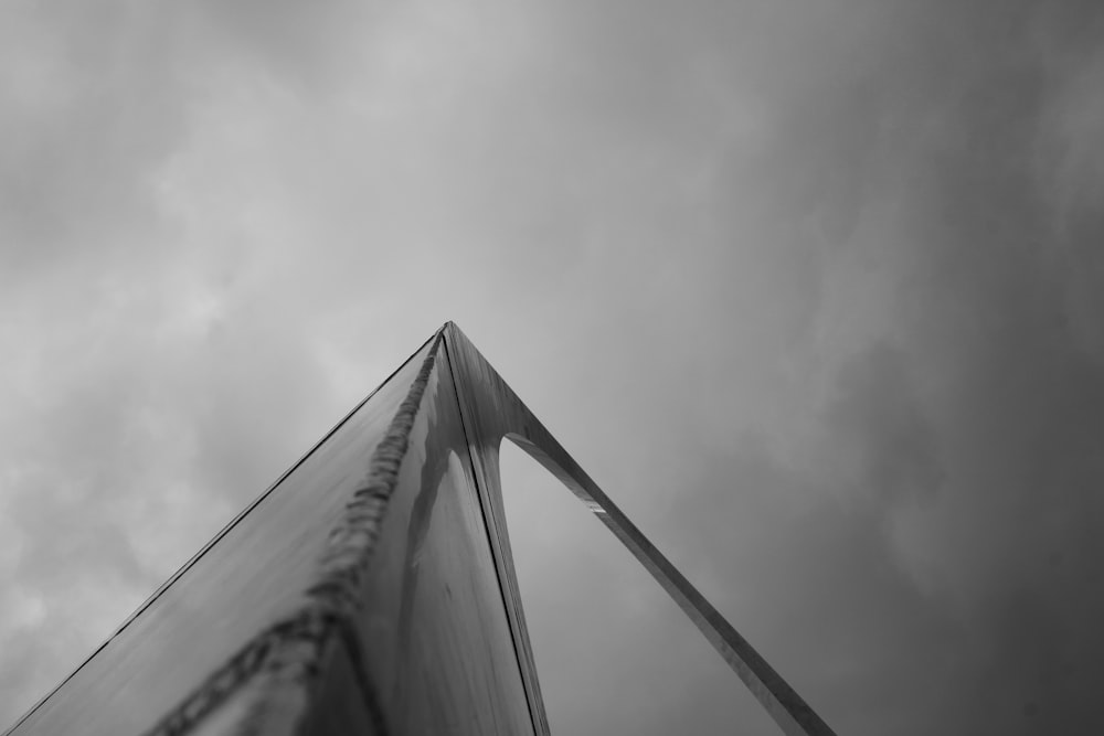 foto in scala di grigi di un edificio
