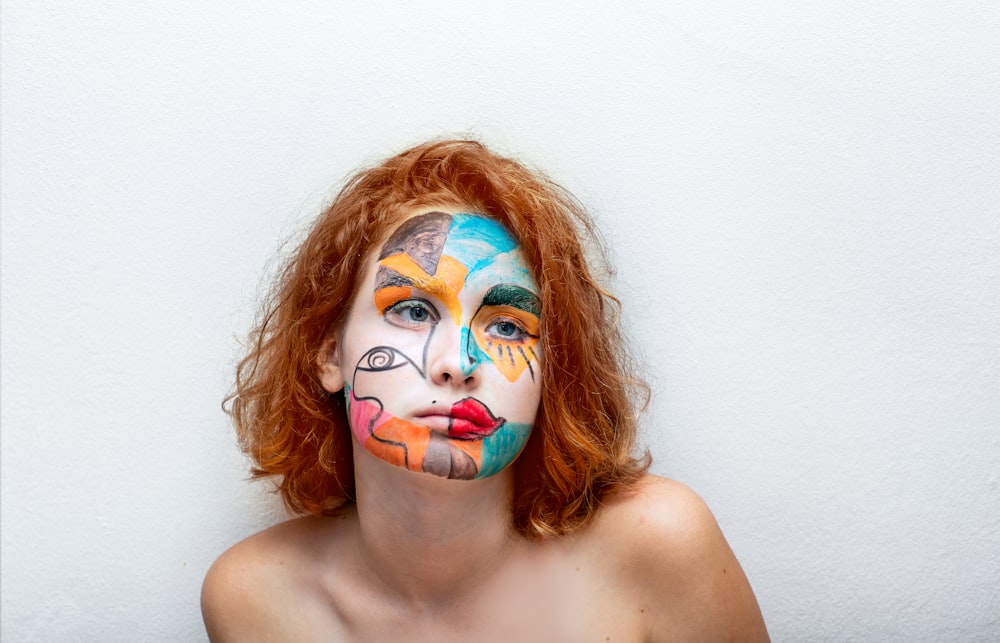 mulher com pintura do rosto azul e vermelho