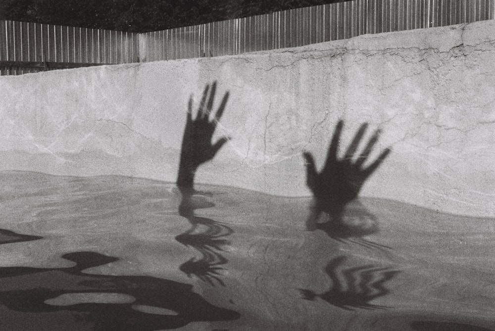 Persona en el agua en fotografía en escala de grises